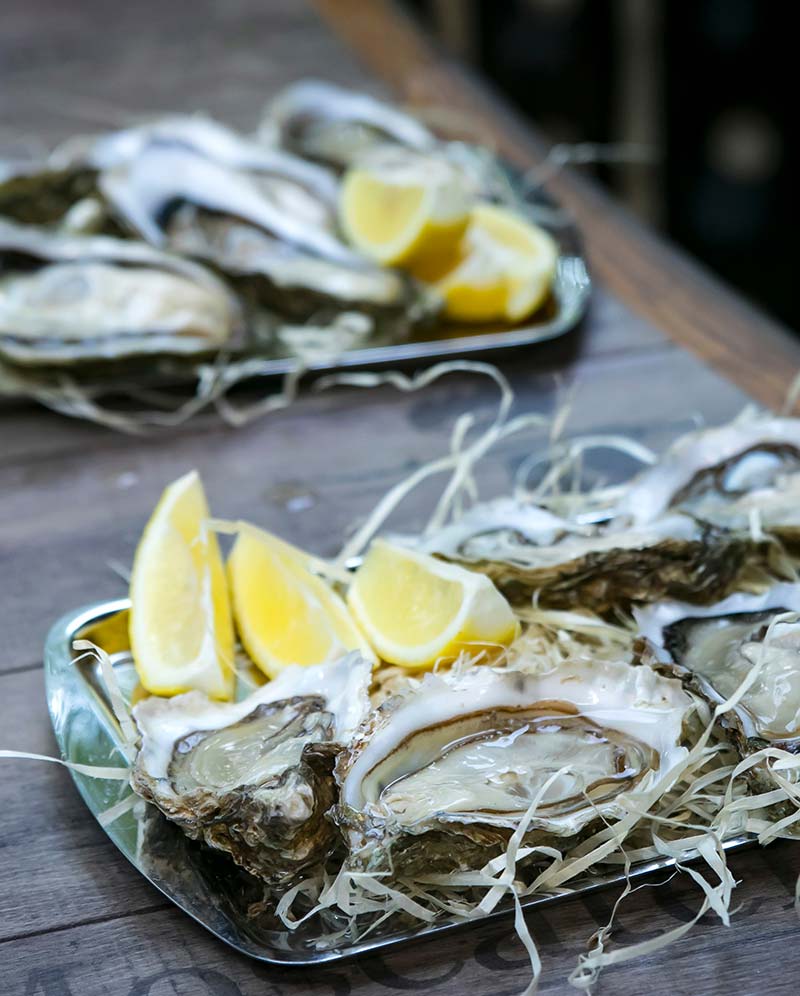 Assiette d'huîtres vendéennes avec tranches de citron au camping Les Écureuils