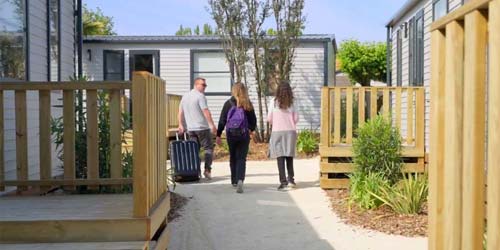 Campeur dans une allée du village piétonnier du camping en Vendée