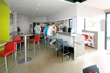 Campeur au comptoir du bar du camping près de Saint-Gilles-Croix-de-Vie