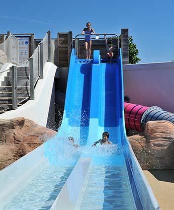 Enfants dans un des toboggans aquatiques du camping près de Saint-Gilles-Croix-de-Vie