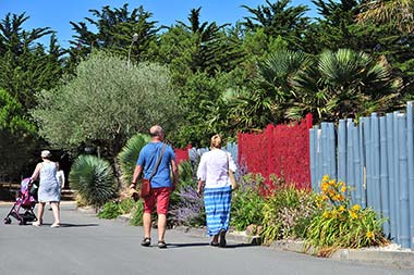 Familles sur un chemin sortant du camping proche des commerces à Saint-Hilaire-de-Riez
