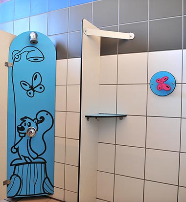 Le coin enfant au bloc sanitaire et ses mini-douches au camping en Vendée