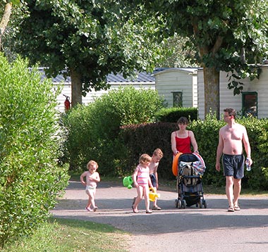 Famille de campeur sur une allée su parc du camping Les Écureuils à Saint-Hilaire-de-Riez