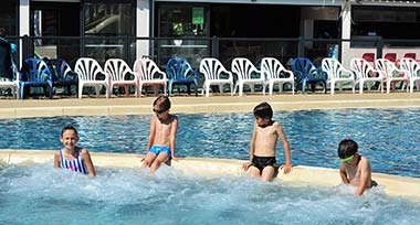Enfants dans le jacuzzi de l'espace aquatique à Saint-Hilaire-de-Riez