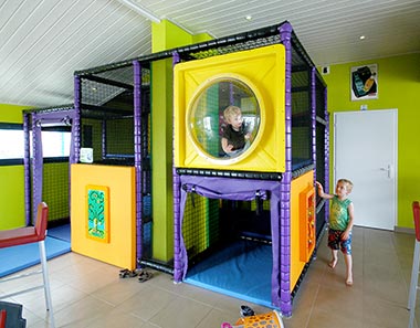 Structure de jeux pour enfants à l'intérieur du bar snack du camping en Vendée