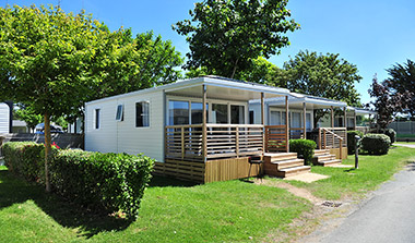Mobil-home avec terrasse couverte au camping Les Écureuils en Vendée