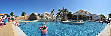 Vue panoramique de l'espace aquatique du camping à Saint-Hilaire-de-Riez