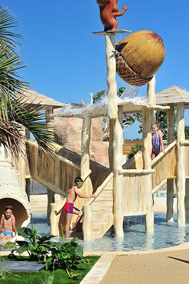 Structure ludique et aquatique dans l'espace aquatique du camping en Vendée
