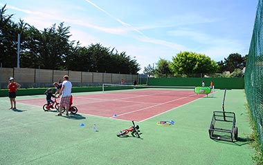 Enfants sur le terrain de tennis du camping Les Écureuils près de Saint-Jean-de-Monts
