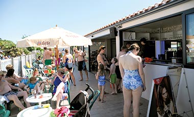 Terrasse du bar avec parasol au camping Les Écureuils près de Saint-Jean-de-Monts
