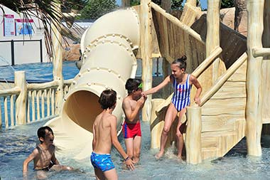 Enfants devant une structure de jeu aquatique au camping Les Écureuils en Vendée
