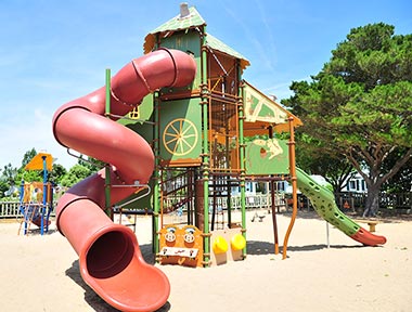 Structure d'escalade avec toboggan sur l'aire de jeux du camping proche de Saint-Gilles-Croix-de-Vie