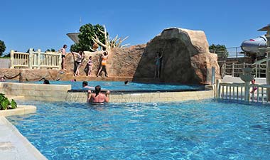 Vue de la piscine à débordement de l'espace aquatique au camping en Vendée