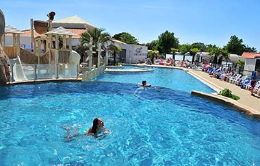 Enfants dans la piscine à débordement au camping près de Saint-Gilles-Croix-de-Vie