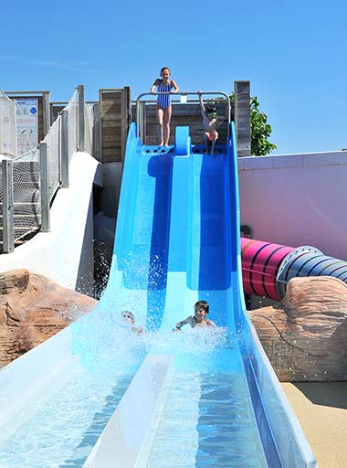 Enfants dans un des toboggans aquatiques du camping près de Saint-Gilles-Croix-de-Vie