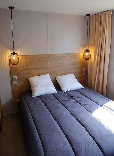 Lit double dans un mobil-home de luxe à louer à Saint-Hilaire en Vendée