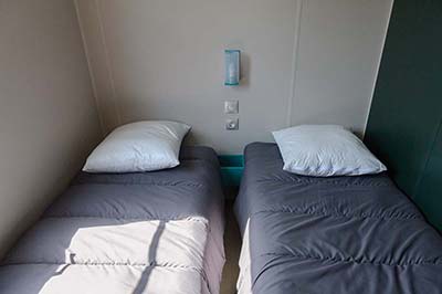 Chambres avec deux lits simples dans un mobil-home à louer à Saint-Hilaire