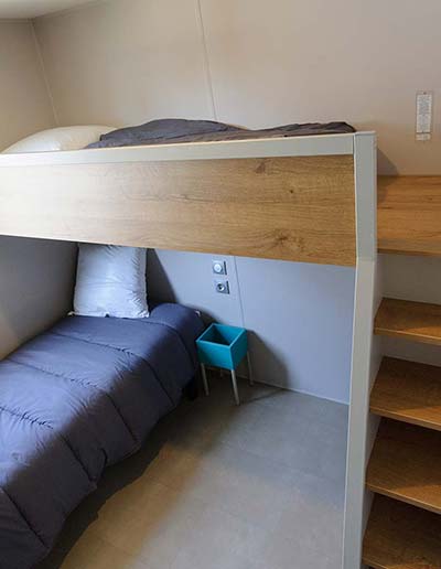 Chambre avec lits superposés dans un mobil-home de luxe en Vendée
