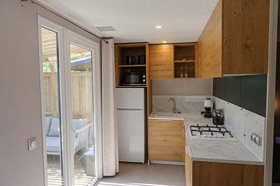 Cuisine équipé dans un mobil-home de luxe à Saint-Hilaire en Vendée