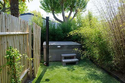 Jardin avec douche et spa privé d'un mobil-home au camping en Vendée