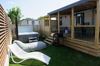 Mobil-home de luxe avec jacuzzi personnel en Vendée