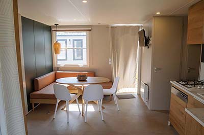 Salon avec télévision dans un mobil-home de luxe en Vendée