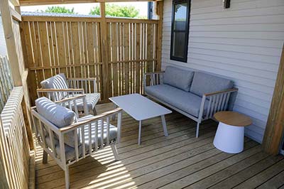 Terrasse en bois couverte avec salon de jardin en Vendée