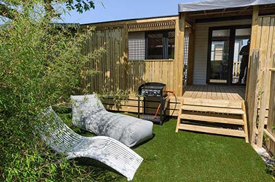 Jardin prvié avec transat et plancha d'un mobil-home en Vendée