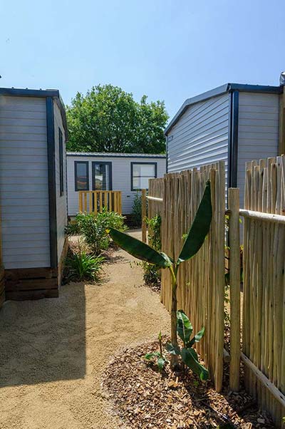 Allée piéton et mobil-home de luxe au camping à Saint-Hilaire