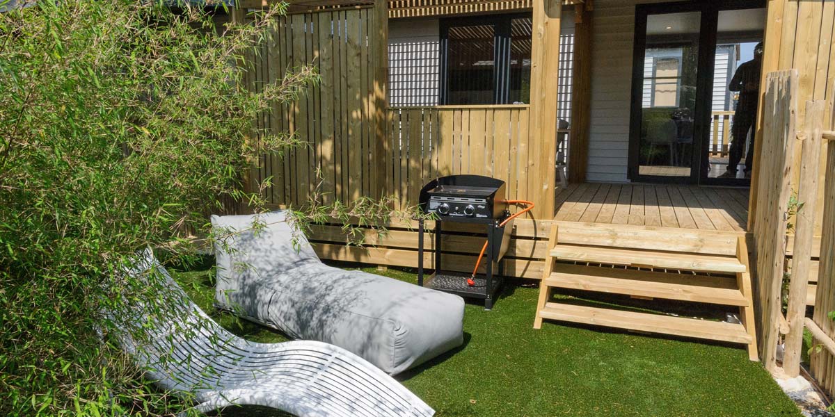 Mobil-home avec une grande terasse au camping Les Écureuils en Vendée à Saint-Hilaire-de-Riez