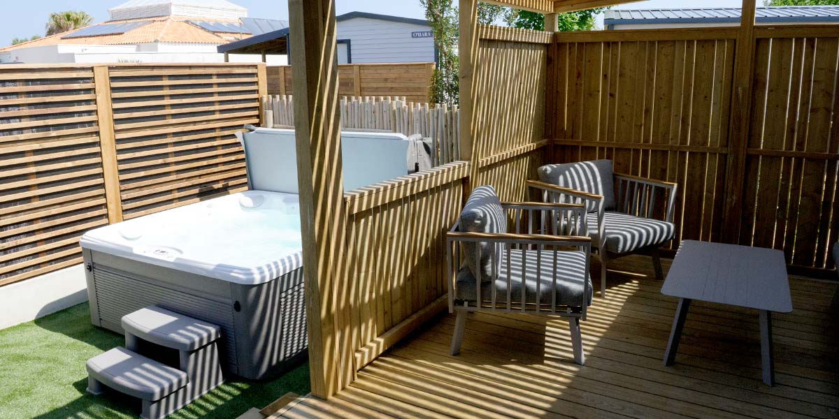 Transats devant un mobil-home à louer au camping Les Écureuils en Vendée