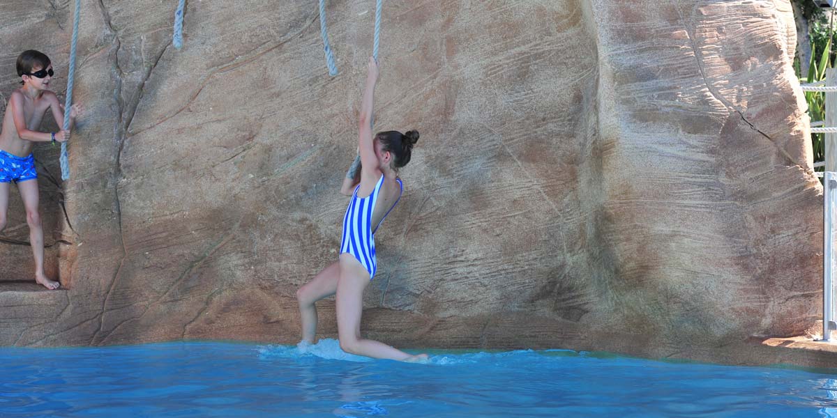 Cordes et jeux aquatiques pour enfants au camping Les Écureuils